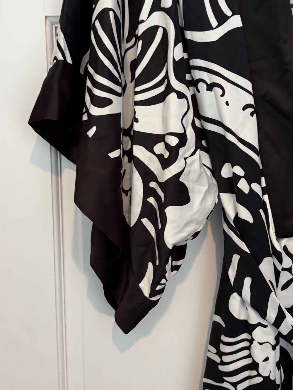 NWT Natori Tuvala Robe With Border Black and White Floral Wrap - Picture 5 of 12